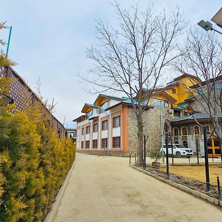 The Walnut Creek Pahalgam Hotel Exterior foto