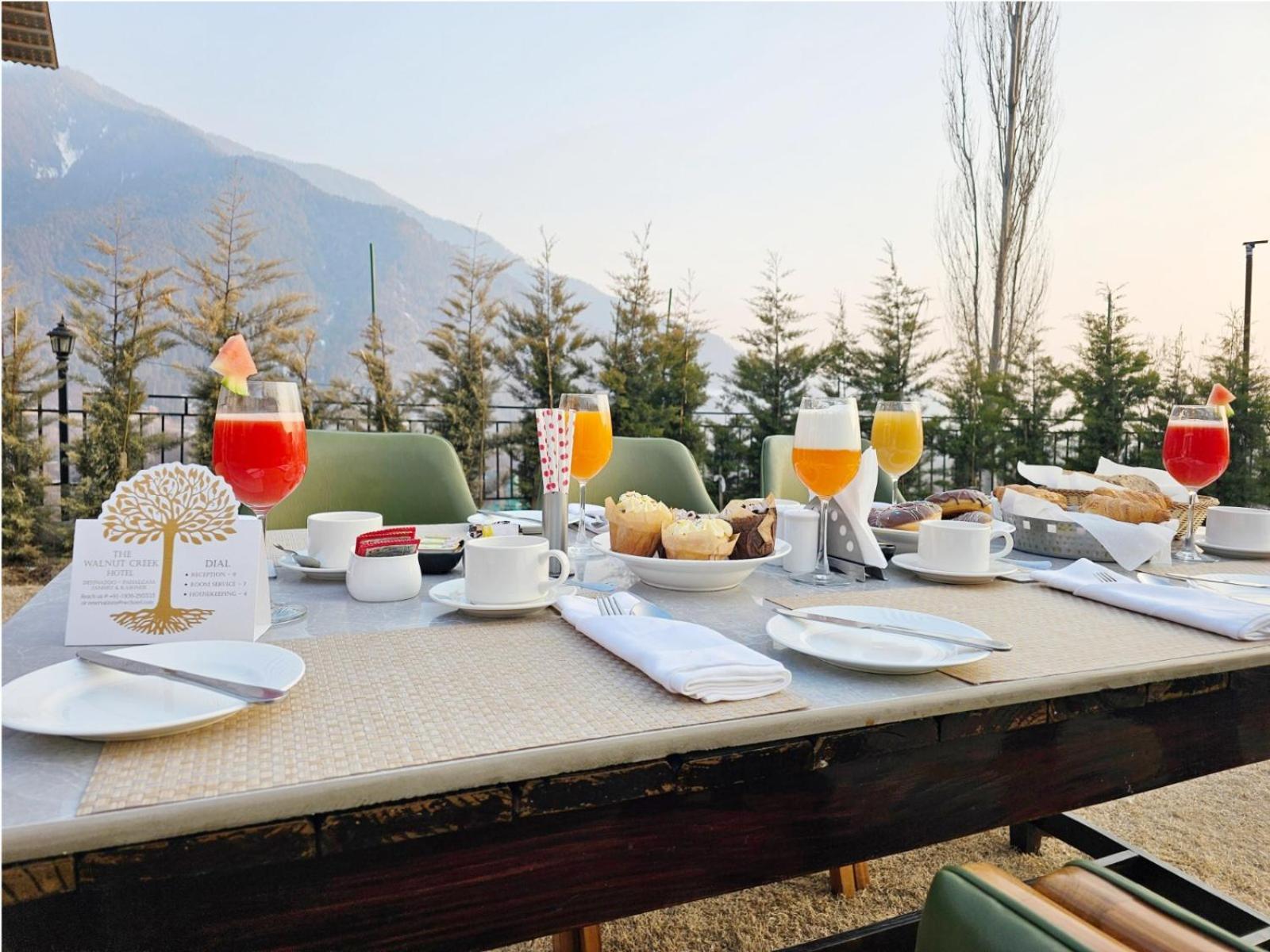 The Walnut Creek Pahalgam Hotel Exterior foto