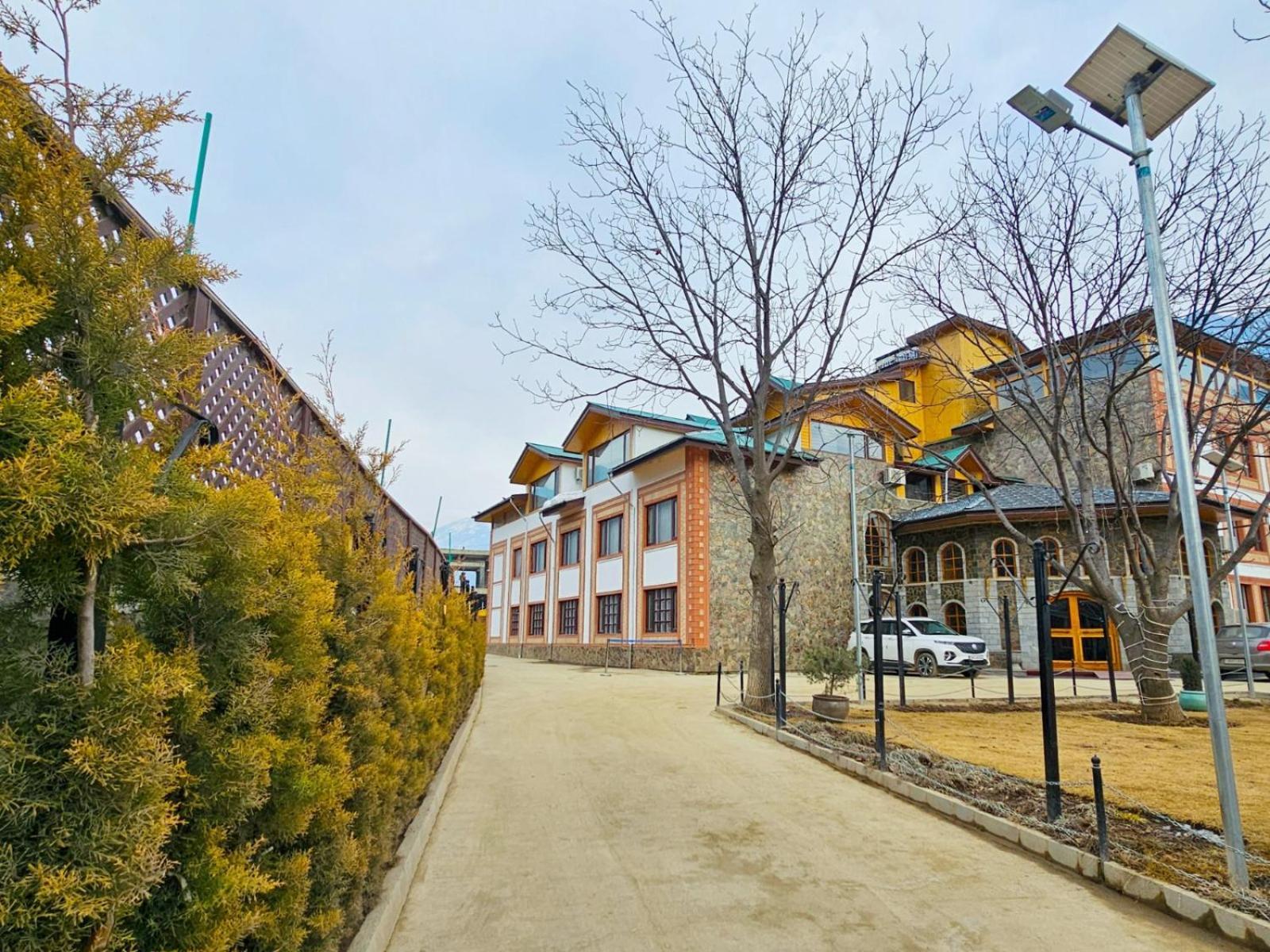 The Walnut Creek Pahalgam Hotel Exterior foto