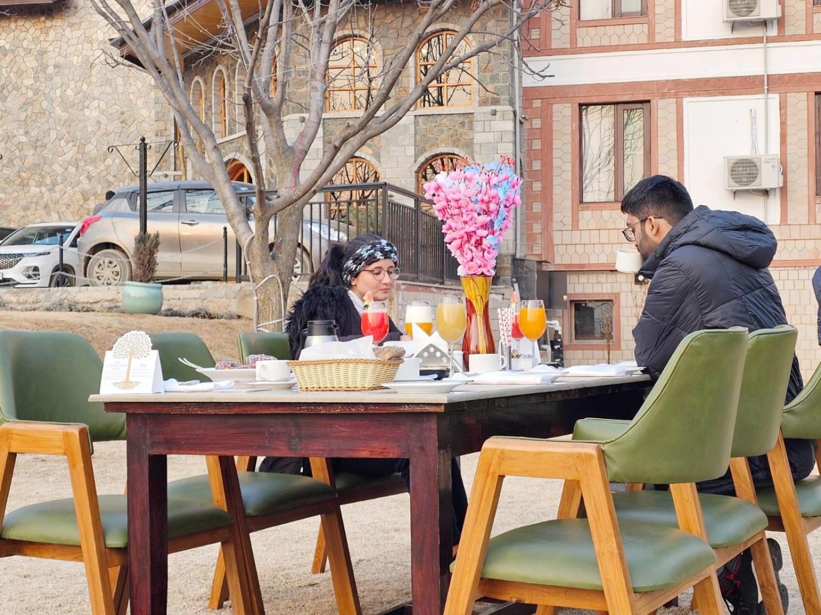 The Walnut Creek Pahalgam Hotel Exterior foto